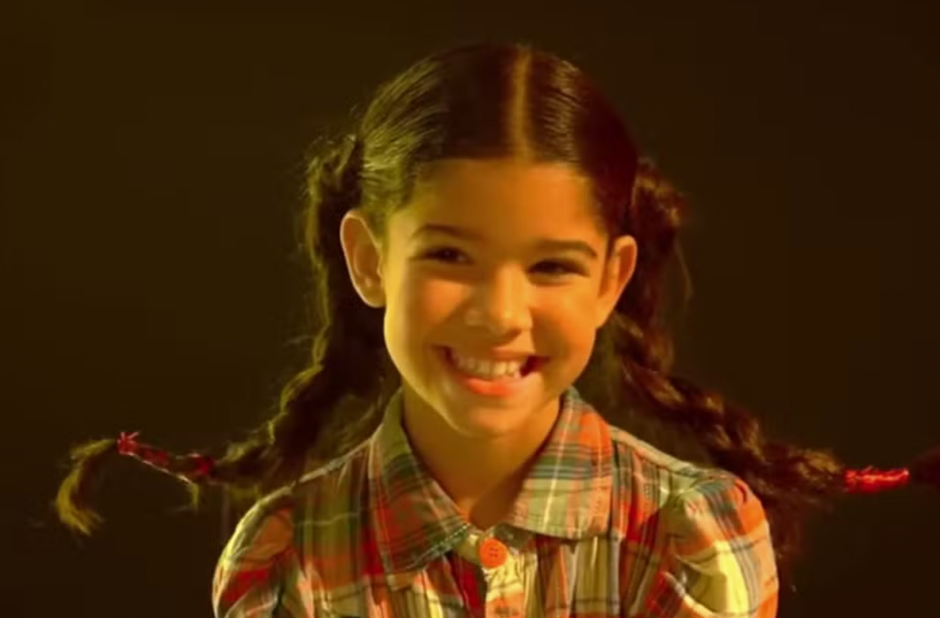 Tília, filha de Dennis DJ, participou do clipe de 'Meiga e Abusada' - reprodução Youtube