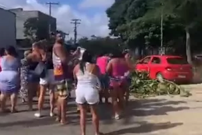 Moradores de Cabo Frio protestam por falta de energia após temporal