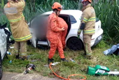 Colisão entre dois carros deixa quatro mortos e feridos em Itaperuna