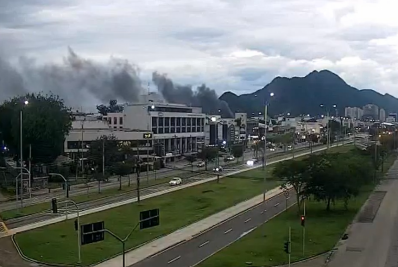 Incêndio atinge loja de artigos para festas no Recreio