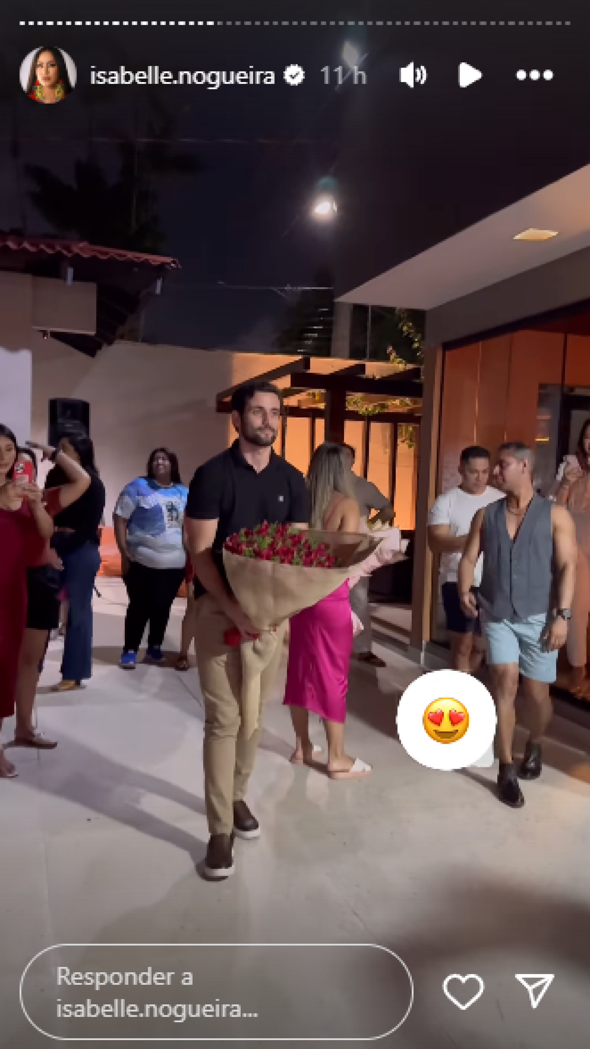 Isabelle Nogueira ganha festa surpresa e buquê de flores do noivo, Matteus Amaral - Reprodução de vídeo / Instagram