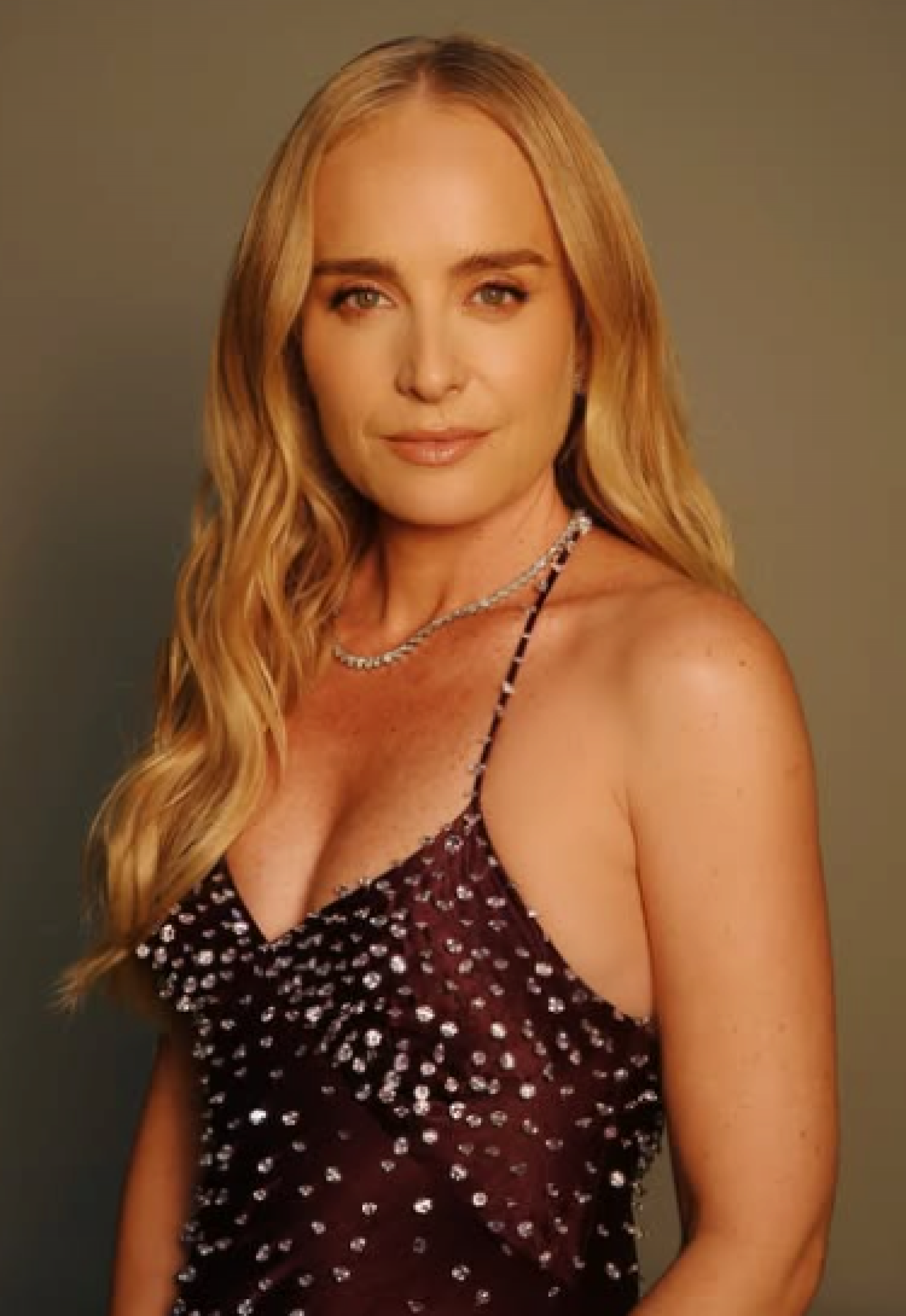 Angélica surge deslumbrante em vestido longo com pedrarias - Reprodução / Instagram