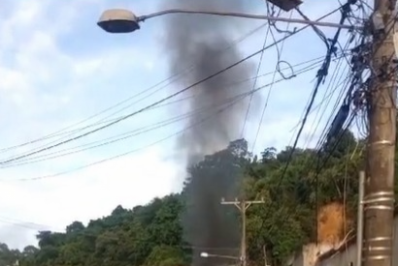 Corpo carbonizado é encontrado dentro de carro na Baixada