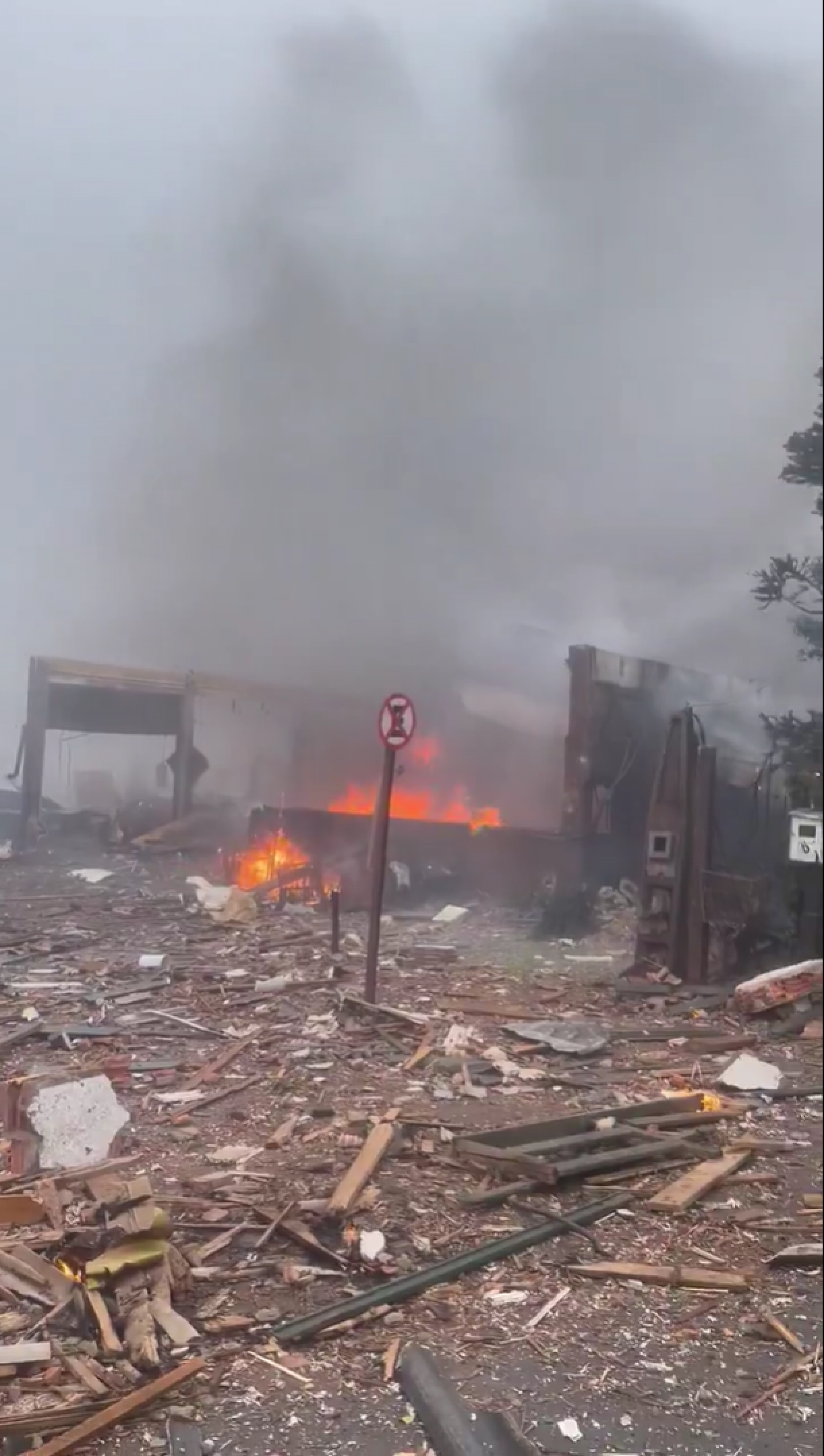 Avião atingiu a chaminé de um edifício  - Reprodução / Redes Sociais