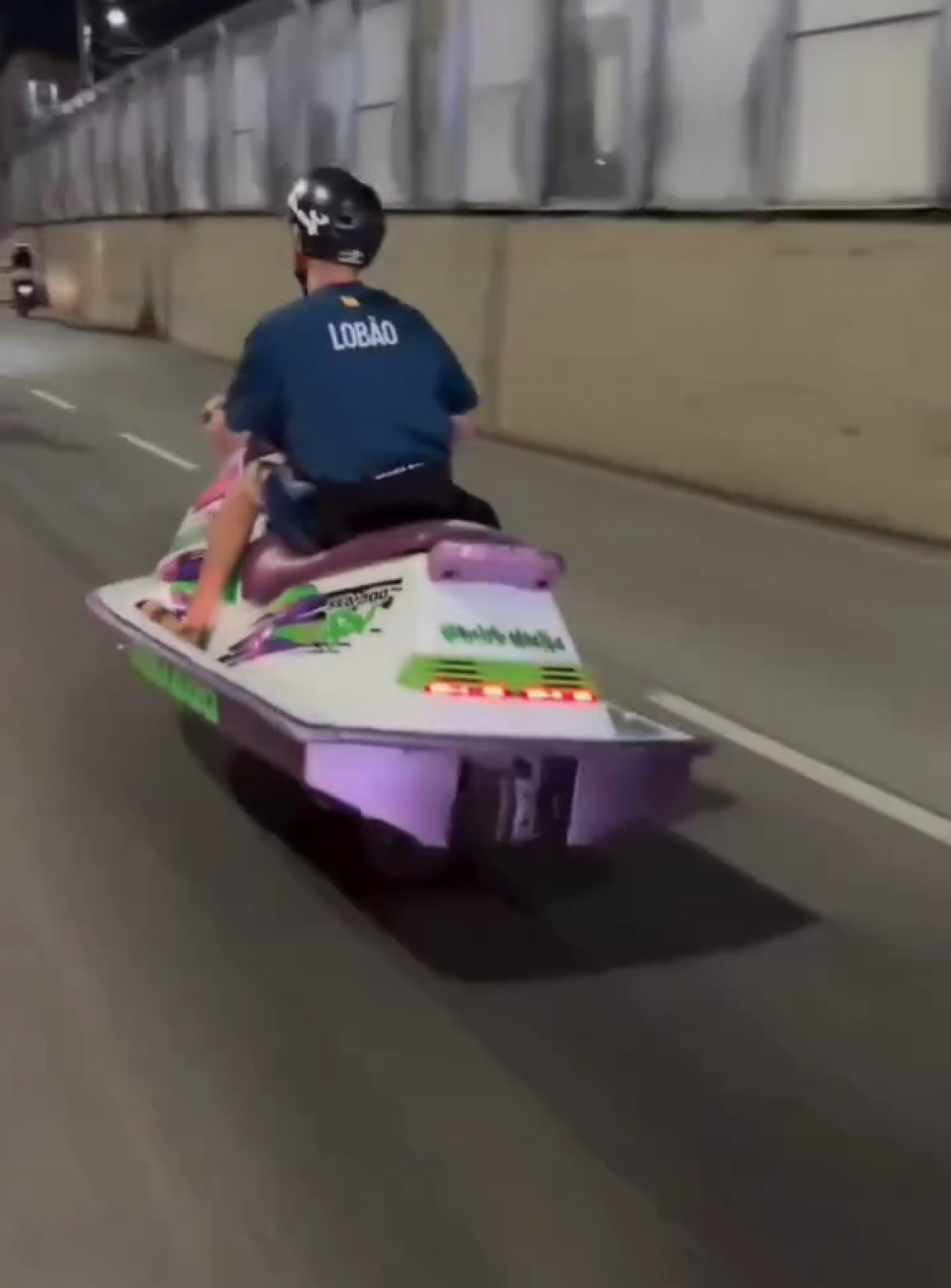 Nos vídeos, o homem aparece correndo com a 'jetmoto' na via - Reprodução / Redes sociais