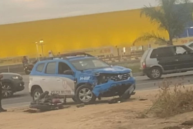 Motociclista sem CNH colide com viatura da PM e fica gravemente ferido na RJ-140, em São Pedro da Aldeia