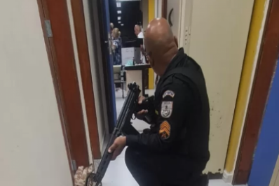 Drogas e moto adulterada: PM prende dois homens por tráfico em Cabo Frio