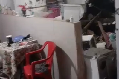 Morador revela desespero após desabamento em Acari: 'Desmoronou quebrando tudo'