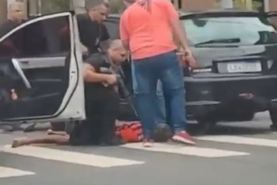 Vídeo: homem é preso carregando fuzis em carro na Zona Norte