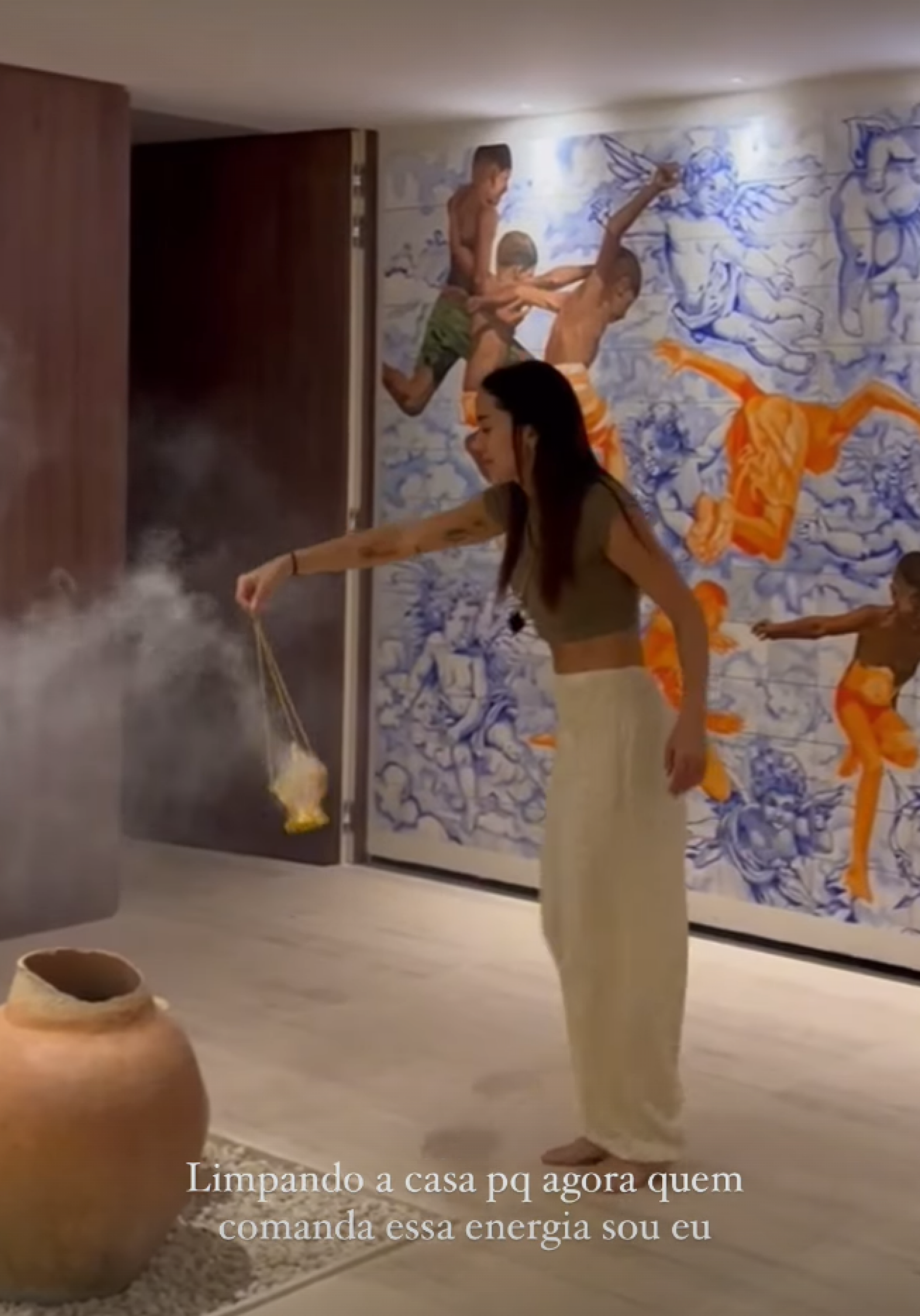 Anitta faz ritual de limpeza espiritual em sua nova mansão - reprodução Instagram