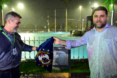 Chuva não impede prefeito de entregar Chafariz Belga do centro da cidade