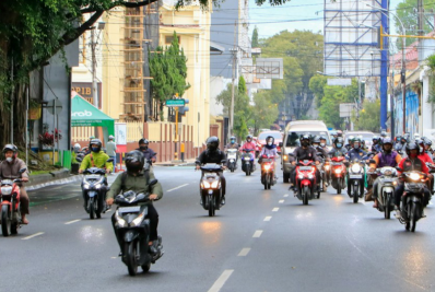 Motociclistas homens cometem duas vezes mais infrações de trânsito do que mulheres, afirma pesquisa