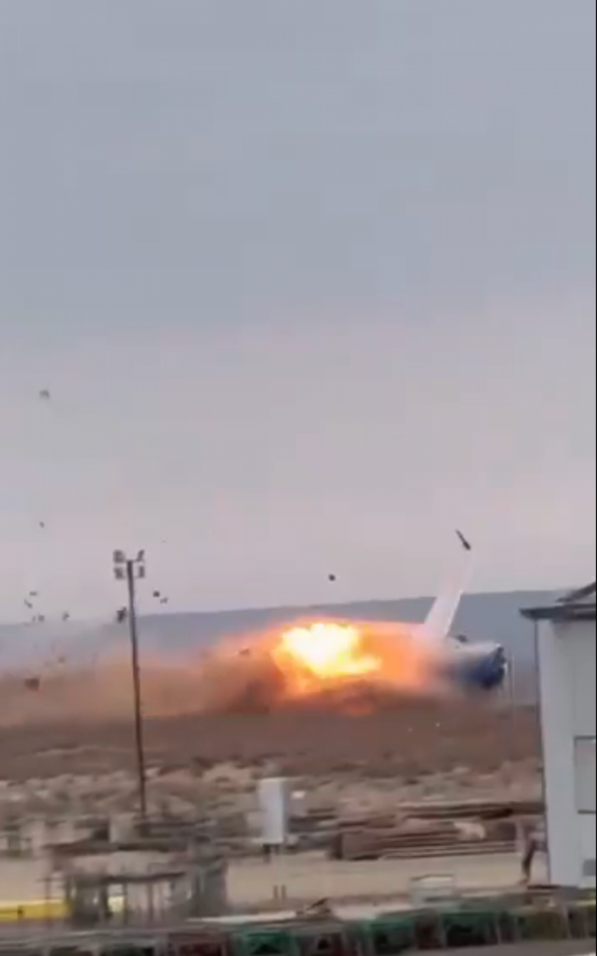 Avião cai no Cazaquistão com 67 pessoas a bordo - Reprodução / Redes Sociais