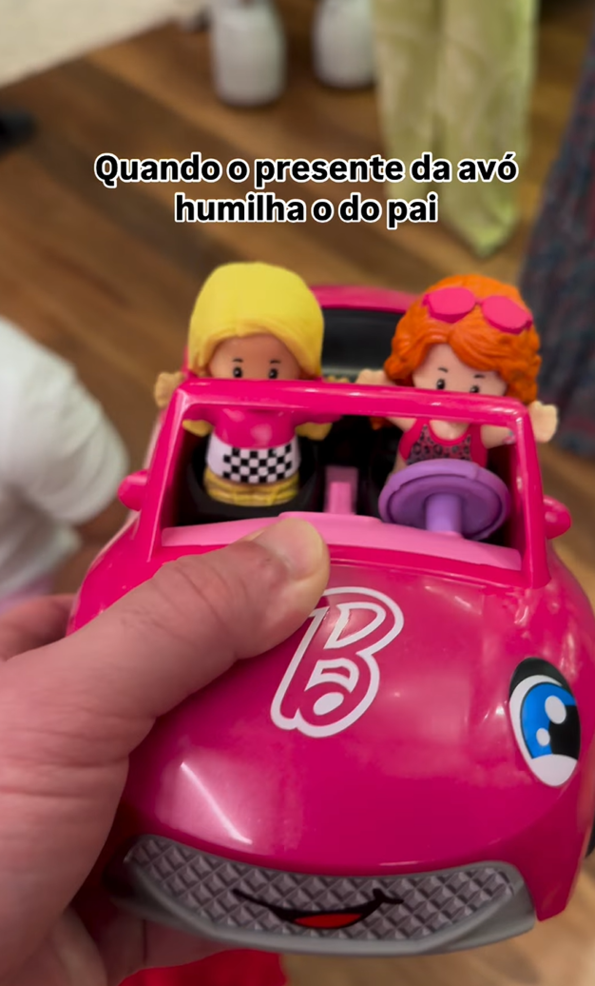 Eliezer se diverte comparando os brinquedos - reprodução Instagram