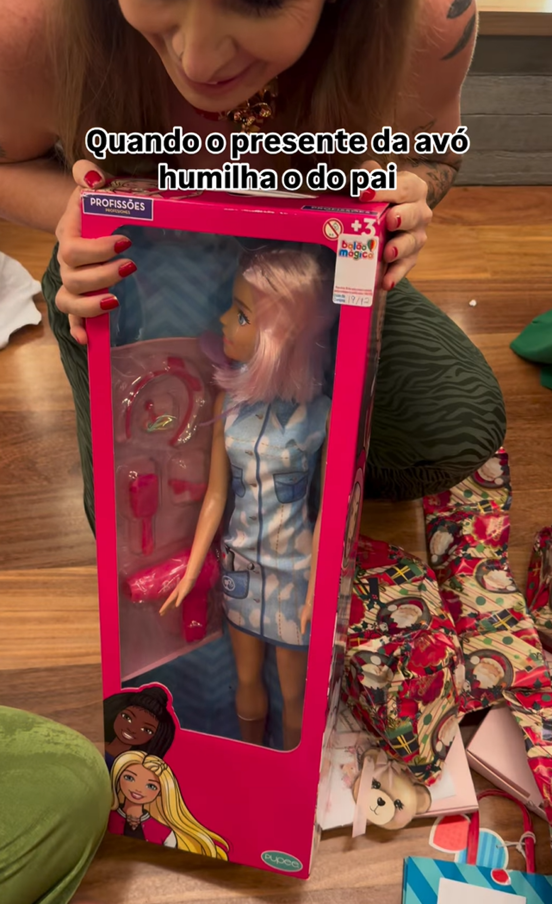 Eliezer se diverte comparando os brinquedos - reprodução Instagram