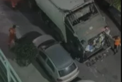 Caminhão coletor de lixo atola em buraco no bairro da Passagem, em Cabo Frio