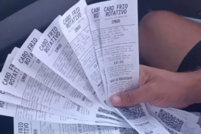 Agentes apreendem falsos recibos de estacionamento na Praia do Forte, em Cabo Frio