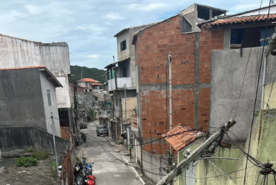 Poste caído no Peró, em Cabo Frio, provoca transtornos
