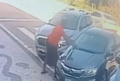 Câmeras de segurança flagram golpistas trocando tickets de estacionamento em Cabo Frio