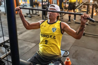 Campeão pelo Flamengo deixa aposentadoria e volta a jogar após 10 anos