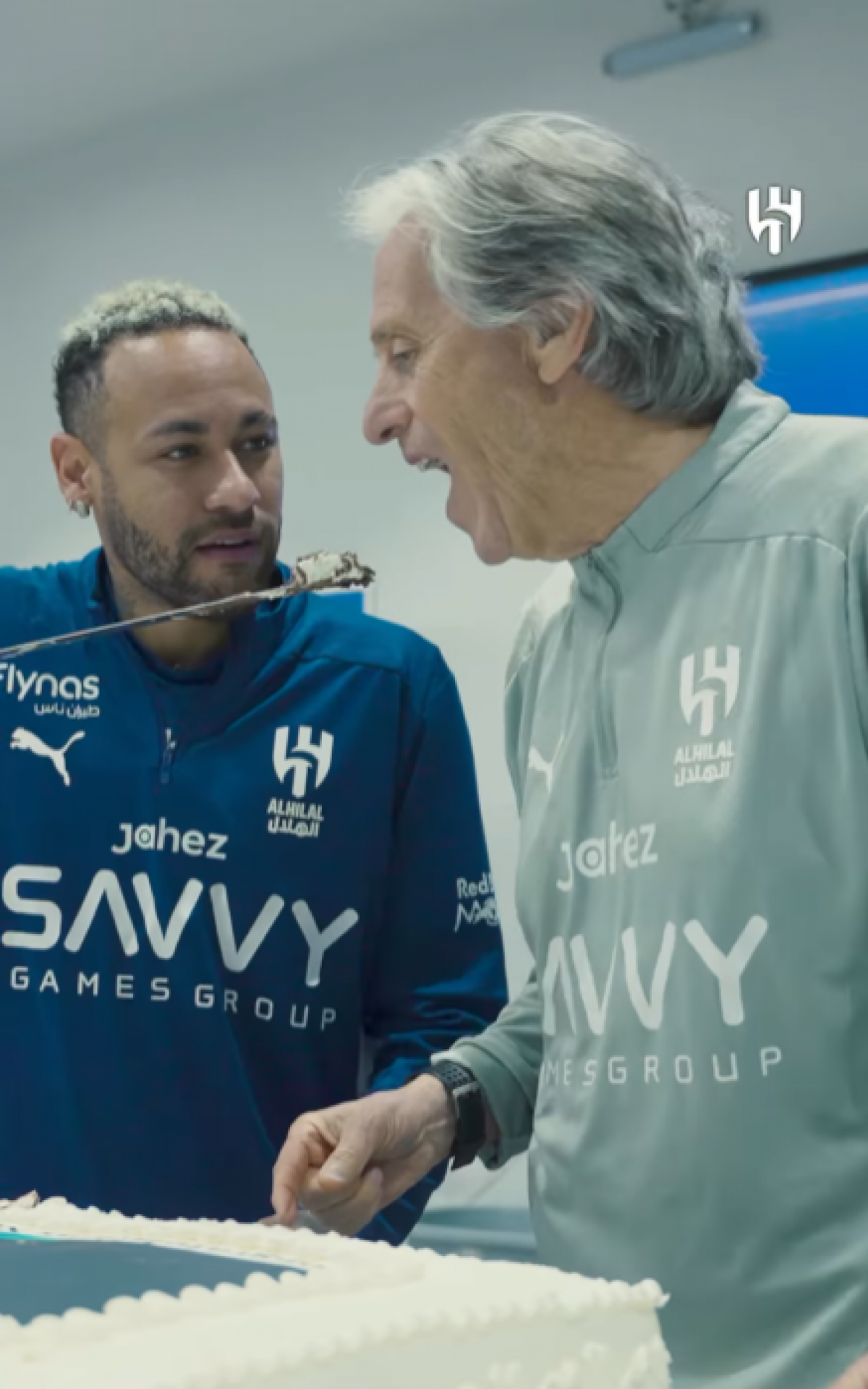 Neymar corta o bolo em homenagem a Jorge Jesus e serve na boca do técnico - Reprodução de Instagram do Al-Hilal