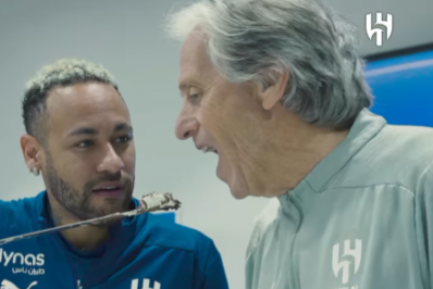 Vídeo: Neymar serve bolo na boca de Jorge Jesus, homenageado por jogadores