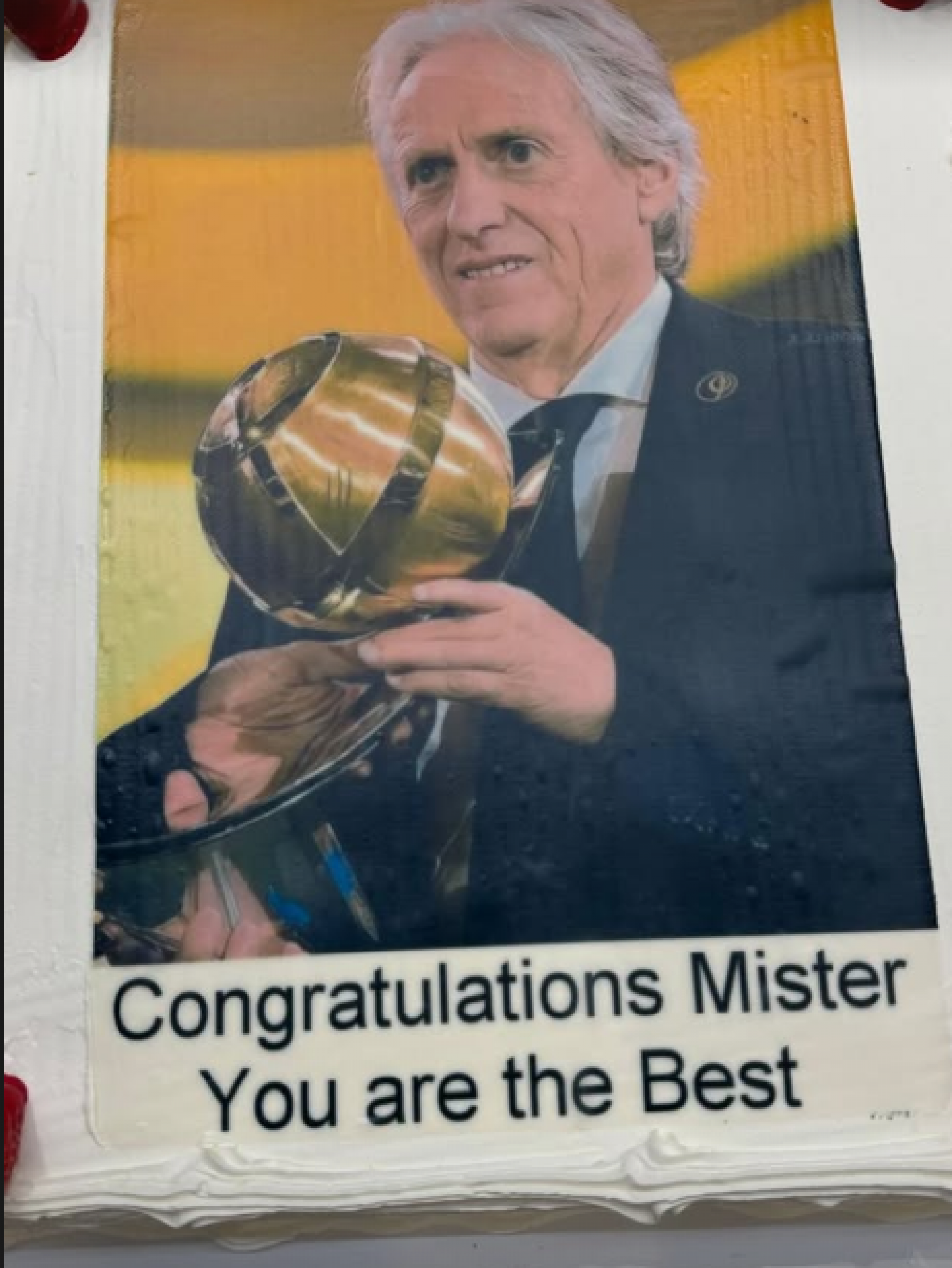 Bolo em homenagem a Jorge Jesus tem foto do técnico recebendo prêmio e frase \'Você é o melhor\'