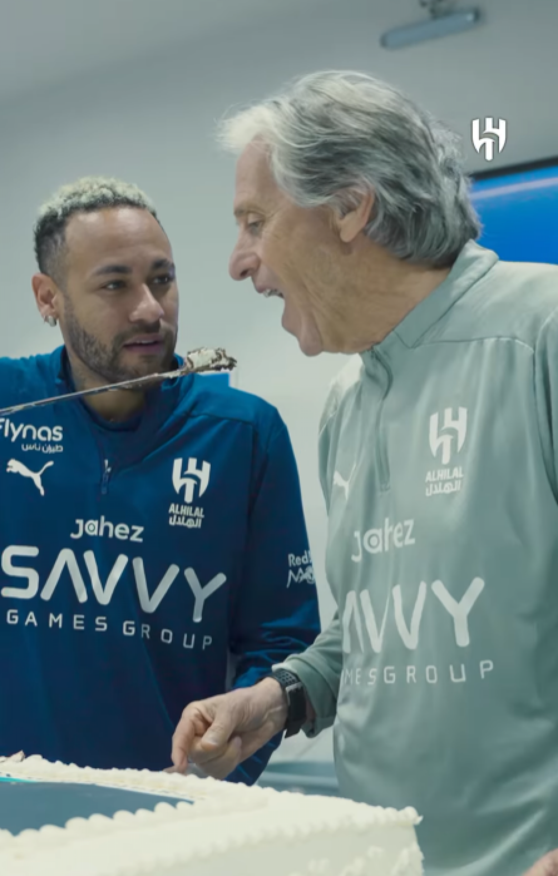 Neymar corta o bolo em homenagem a Jorge Jesus e serve na boca do técnico
