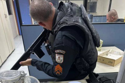 Homem é preso com estufa caseira contendo 12 pés de maconha em Cabo Frio