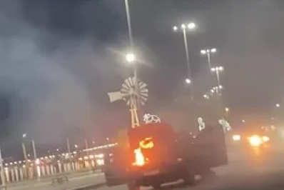 Carro pega fogo em São Pedro da Aldeia