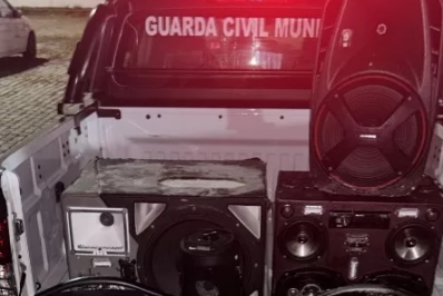 Guarda Municipal e PM interrompem baile funk na Praia do Forte, em Cabo Frio, e apreendem caixas de som