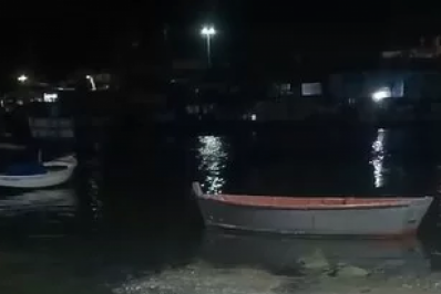 Morador denuncia esgoto sendo despejado no Canal do Itajuru, em Cabo Frio