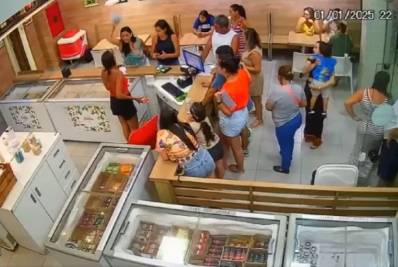 Mulher agride atendente de sorveteria em Cabo Frio com cardápio