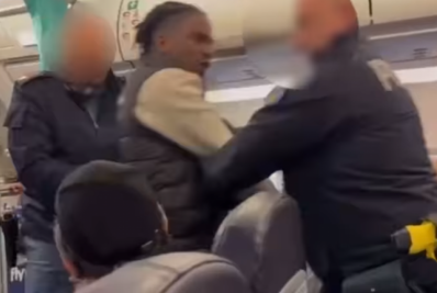 Vídeo: algemado e retirado à força de avião, jogador acusa polícia de agressão
