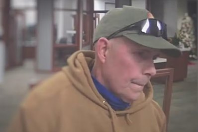 Assaltante atrapalhado desiste de roubar banco após funcionário não entender letra em bilhete