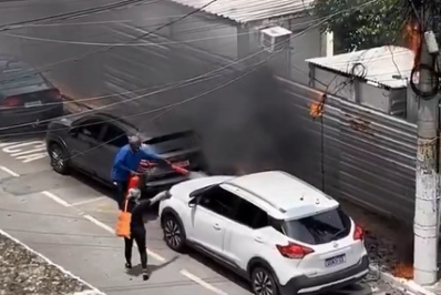 Vídeo: fiação de poste pega fogo e atinge três carros em Itaguaí