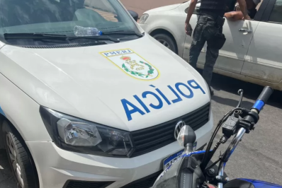 Motociclista sem habilitação colide com viatura ao fugir de abordagem policial em Arraial do Cabo