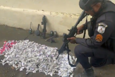 PM prende dois criminosos com pistola com kit rajada, drogas e rádios em Belford Roxo