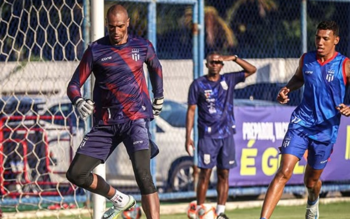 Dida, goleiro do Maricá, durante treino