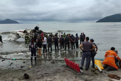 Avião que explodiu em Ubatuba é removido da praia