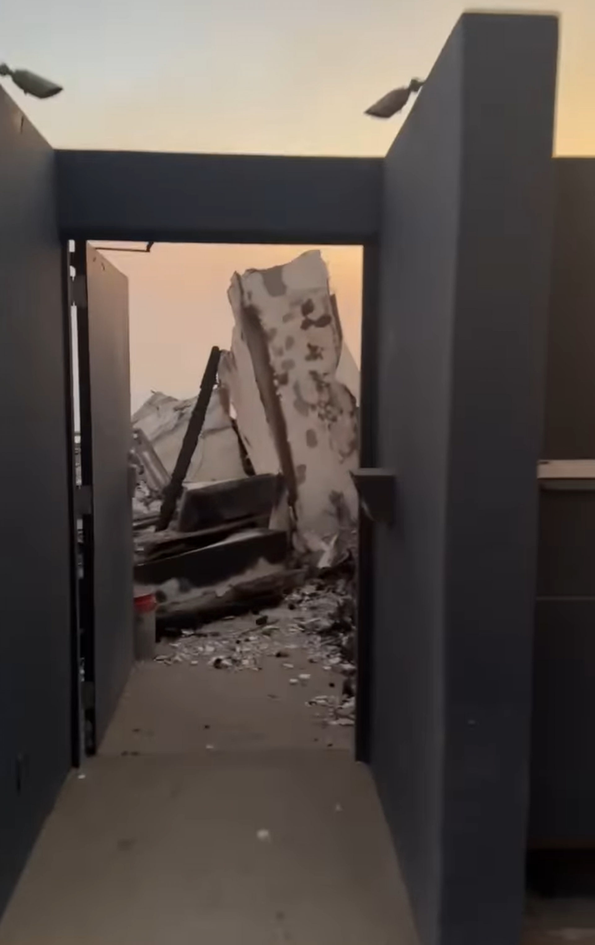 Destroços de mansão de Paris Hilton - reprodução Instagram