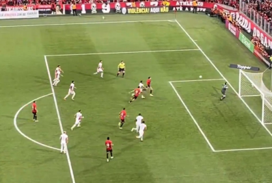 Vídeo: goleiro comemora defesa de pênalti, mas esquece rebote e sofre gol