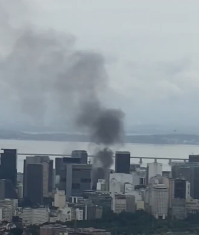 Fumaça de incêndio no Centro é vista do Pão de Açúcar - Reprodução / Redes sociais