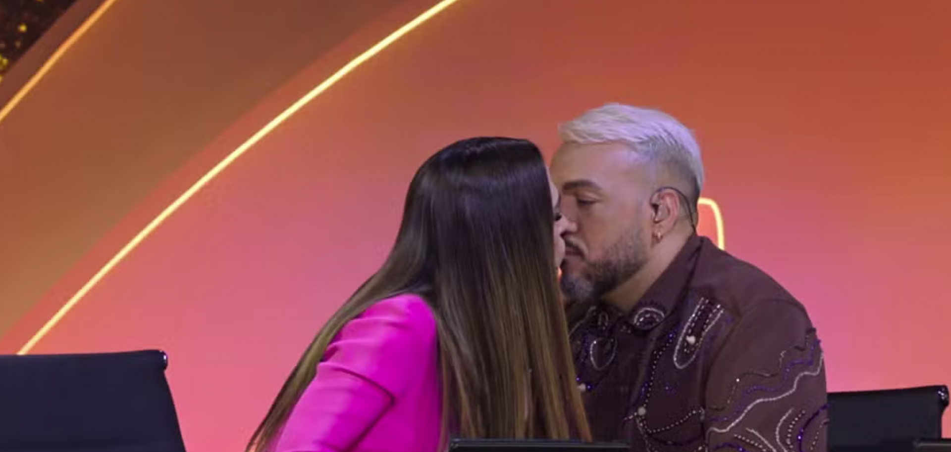 Tata Werneck beija Belo no The Masked Singer - TV Globo