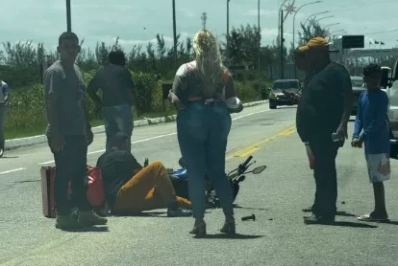 Acidente na RJ-140, em Arraial do Cabo, deixa motociclista ferido