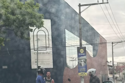 Acidente entre moto e carro deixa dois feridos em Cabo Frio