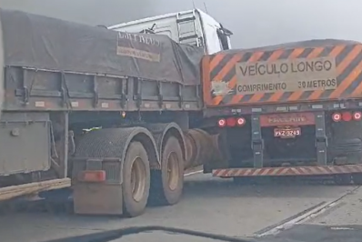 Carretas colidem na descida da Serra de Petrópolis