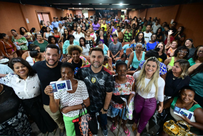 Governo municipal entrega cartões de R$ 3 mil a mais de 560 famílias