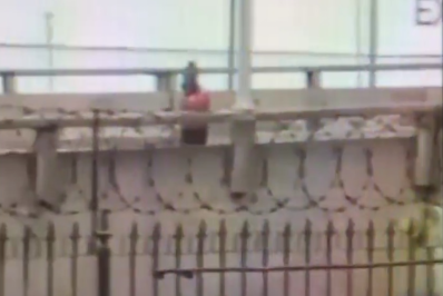 Vídeo: grupo de adolescentes atira pedras em carros para tentar furtar motoristas