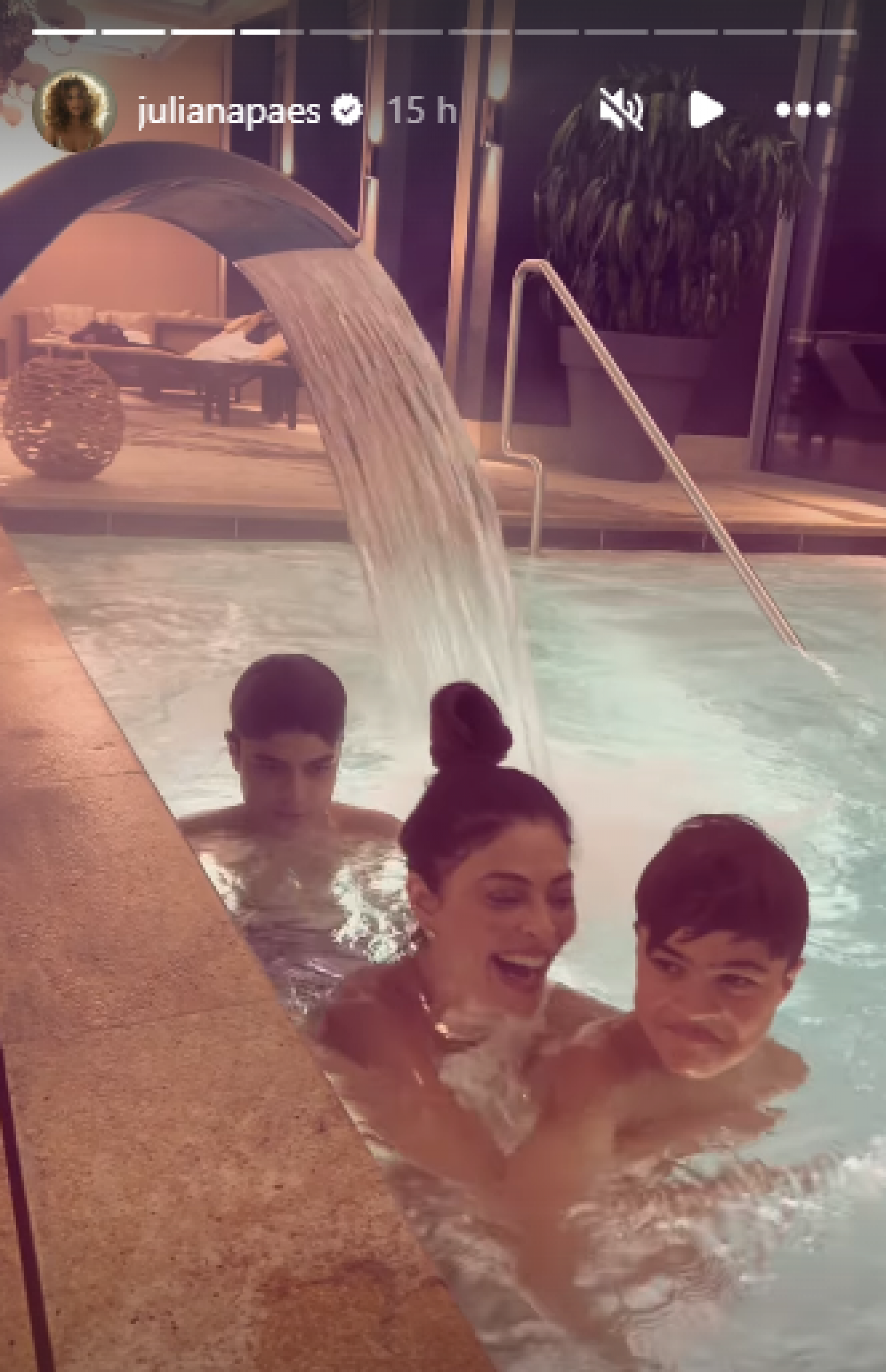 Juliana Paes aproveita piscina e jantar com marido e filhos em hotel luxuoso - Reprodução de vídeo / Instagram